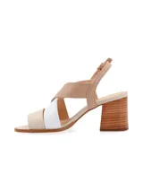 Sandalia de cuero color beige y blanco, con taco de madera y hebilla metálica.