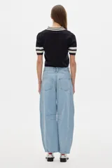 Pantalón jean slouchy de tiro medio, estilo mom, color gris oscuro con lavado suave. Presenta un bordado de estrella en el bolsillo delantero.