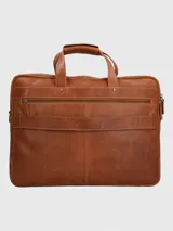 Maletín de cuero color caramelo con doble asa de mano y correa bandolera ajustable y extraíble. Tiene un bolsillo frontal con cierre y compartimentos internos para organizar documentos y dispositivos electrónicos.