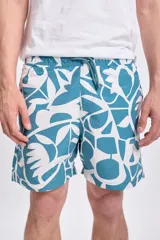 Short de baño blanco con estampado abstracto en color verde.