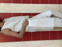 Top azul marino de lino, corte recto y escote redondo, con pespuntes a contratono y cierre a la vista en la espalda.