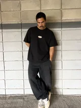 Pantalón de jean negro de corte ancho con costuras reforzadas en las rodillas.