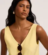 Musculosa sin mangas confeccionada en viscosa sostenible, con escote en pico y corte vertical.