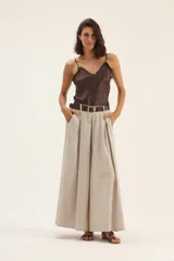 Pantalón palazzo color beige de popelina con cinturón marrón.