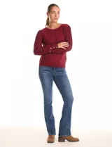 Buzo de tejido lurex marca Nanette en color bordó, con cuello a la base y mangas largas de diseño plisado. Los puños cuentan con apliques de botones decorativos.