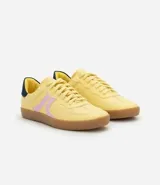 Championes color amarillo con detalles laterales en lila y talón en azul marino.