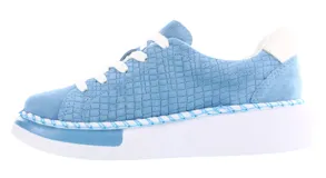 Zapatillas urbanas Bottero de color celeste con textura tipo piel de cocodrilo, cordones blancos y suela blanca con detalle celeste.