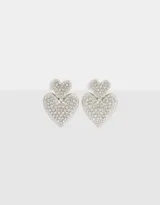Aros colgantes cortos plateados con forma de corazón cubiertos de strass.