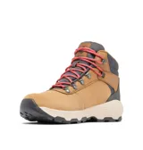 Botas de trekking Columbia Newton Wander color beige con cordones rosas, confeccionadas en ante impermeable con herrajes metálicos. Cuentan con tecnología Omni-Tech™ impermeable y transpirable, mediasuela Techlite™ y suela de caucho Omni-Grip™ de alta tracción.