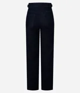 Pantalón de jeans azul oscuro, de corte recto, con cierre tradicional, trabillas en la cintura y hebilla lateral.
