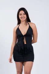 Minifalda negra ajustada al cuerpo.