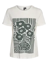 Camiseta blanca de corte suelto con cuello redondo y mangas cortas. Estampado frontal con un jarrón con flores y líneas onduladas en verde.