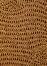 Top de punto grueso color dorado, con diseño calado, tejido de lúrex, cuello redondo y tirantes anchos.