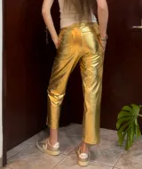 Pantalón dorado de calce relajado con cintura elástica y bolsillos delanteros y traseros.