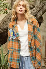 Blazer a cuadros naranja, azul y marrón con aplique de letras bordadas en el bolsillo.