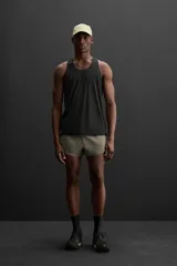 Musculosa deportiva negra de tejido ligero y elástico con zonas perforadas para mayor transpirabilidad, cuello redondo amplio, sisa con acabados termofijados, bajo con aberturas laterales y logo estampado reflectante en la espalda. Zara Athleticz.