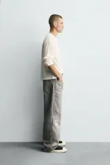 Pantalón de jean gris con corte holgado y efecto lavado en toda la prenda.