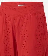 Pantalón recto de cintura alta confeccionado en laise rojo con textura de perforaciones.