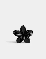 Broche negro con forma de flor hawaiana esmaltada.
