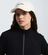 Saco negro de modal con recortes modernos y cierre delantero por cremallera. Tiene cuello alto y mangas largas.