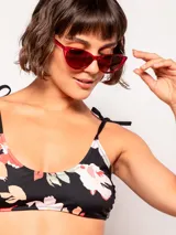 Top de bikini con estampado floral, tirantes finos con lazo en los hombros y ajuste con broche en la espalda.