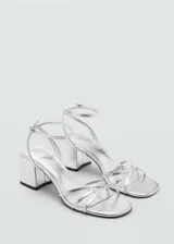 Sandalias plateadas con tacón bloque, cierre de tira con hebilla, diseño de tiras y punta cuadrada.
