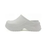 Zueco color beige con plataforma y diseño robusto.