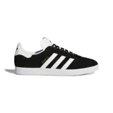 Championes Adidas Gazelle de hombre, color negro con las tres tiras laterales blancas y detalles dorados. Confeccionados en nobuk con forro textil y suela de goma.