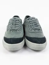 Zapatillas urbanas El Ganso modelo Squash Garment Dyed, color azul con detalles en ante en la puntera y logo bordado en rojo. Su lavado especial le da un aspecto único y vintage.