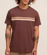 Remera negra de algodón con cuello redondo, mangas cortas y dos rayas horizontales en el pecho, una gris y otra plateada.