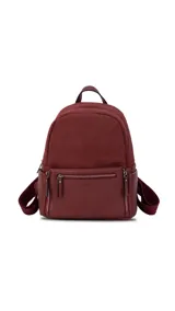 Mochila color tostado combinada con nobuck, bolsillo amplio adelante con broche y cierre, bolsillos en los costados, asas regulables y bolsillos internos cómodos.