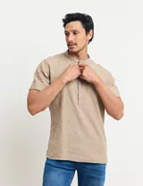 Camisa blanca de lino y algodón, de manga corta, con cuello mao y botones de coco.