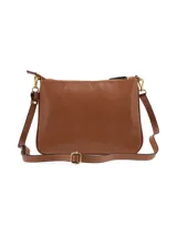 Cartera bandolera color marrón con textura símil piel de serpiente. Tiene correa larga regulable, cierre superior con cremallera y forro interior textil.