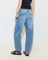 Jean celeste de fit relajado con pinzas a la altura de la rodilla que le dan un corte levemente barrel. Tiene cartera con cierre metálico y botón Naum niquel. Bolsillos laterales con remache metálico en delantero. En la espalda, tiene 2 bolsillos plaque. Tiro medio. Lavado stone.