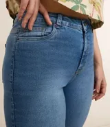 Pantalón de jean azul de corte recto, con bolsillos y trabillas en la cintura. Confeccionado con elastano y cierre frontal con botón y cremallera.