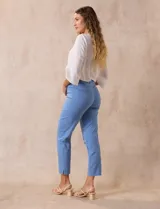 Pantalón verde esmeralda de gabardina elastizada, marca Zac & Rachel. Corte recto, pretina ancha pespunteada, bolsillos simulados y largo al tobillo.