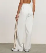 Pantalón deportivo blanco de tiro alto, corte ancho y pierna recta, con friso lateral contrastante.