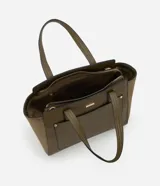 Cartera mediana color beige con paneles laterales de gamuza, doble asa de mano y correa larga desmontable.