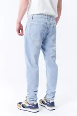 Pantalón jean slim de denim color azul claro.