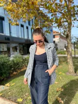 Blazer azul con estampado geométrico en blanco y negro.