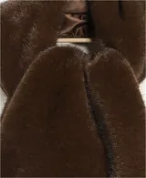 Bufanda de pelo sintético color beige claro, con forro interior satinado.