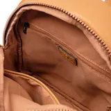 Mochila pequeña color habano, de cuero sintético con textura granulada. Tiene un bolsillo frontal con cierre, dos bolsillos laterales abiertos, asa superior y correas ajustables.