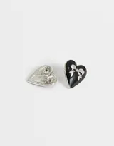 Par de aros pasantes con forma de corazón esmaltado en negro y moño dorado.