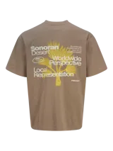 Remera color arena con cuello redondo y estampado con texto y dibujo de una palmera.