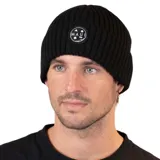 Gorro de lana negro con doblez y etiqueta de goma con el logo de la marca.