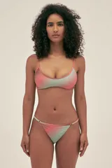 Bombacha de bikini de cobertura media con tiras finas regulables.