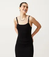 Vestido negro de punto acanalado, corte midi ajustado al cuerpo, con escote cuadrado y tirantes finos.