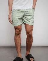 Short de baño celeste con estampado de palmeras en negro, cintura elástica con cordón ajustable y bolsillos laterales.