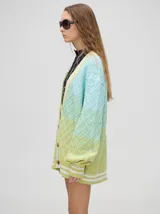 Cardigan tejido a rombos con degradé de tonos oníricos, cartera de botones y puños a juego.