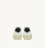 Championes urbanos Autry Medalist Low, color blanco con detalles en negro, confeccionados en cuero, con logo de la marca en el lateral y suela color crema.